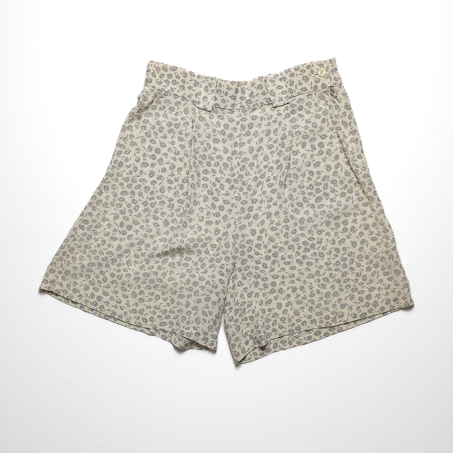 Vintage printed Bermuda shorts with a floral design in beige tones.